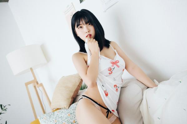 陈滢安 小花  韩国美女Hana居家生活写真：身穿樱桃睡裙在厨房慵懒小憩，清纯甜美与性感诱惑并存的迷人私房照第9张图片