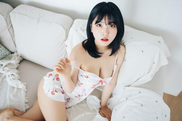 陈滢安 小花  韩国美女Hana居家生活写真：身穿樱桃睡裙在厨房慵懒小憩，清纯甜美与性感诱惑并存的迷人私房照第12张图片