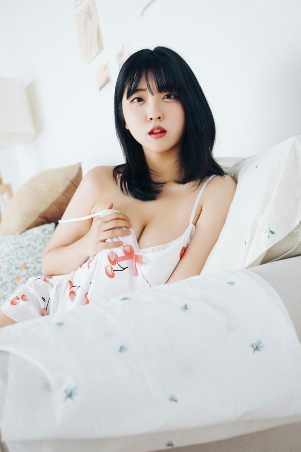 陈滢安 小花  韩国美女Hana居家生活写真：身穿樱桃睡裙在厨房慵懒小憩，清纯甜美与性感诱惑并存的迷人私房照第14张图片