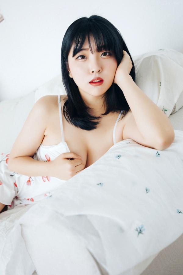 陈滢安 小花  韩国美女Hana居家生活写真：身穿樱桃睡裙在厨房慵懒小憩，清纯甜美与性感诱惑并存的迷人私房照第15张图片