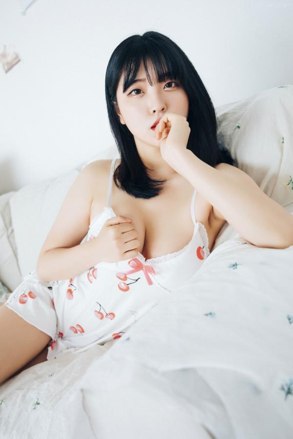 陈滢安 小花  韩国美女Hana居家生活写真：身穿樱桃睡裙在厨房慵懒小憩，清纯甜美与性感诱惑并存的迷人私房照第16张图片