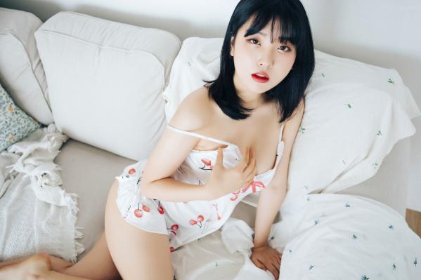 陈滢安 小花  韩国美女Hana居家生活写真：身穿樱桃睡裙在厨房慵懒小憩，清纯甜美与性感诱惑并存的迷人私房照第17张图片