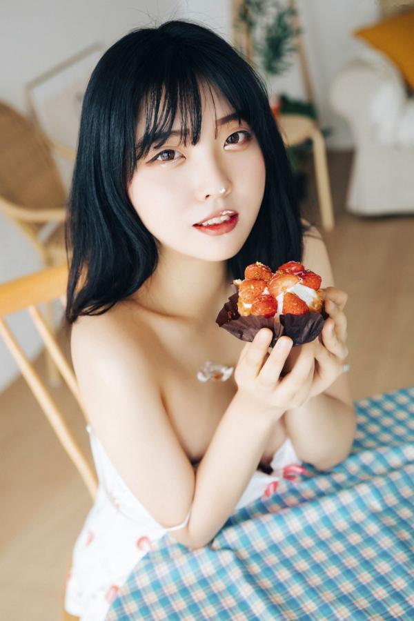 陈滢安 小花  韩国美女Hana居家生活写真：身穿樱桃睡裙在厨房慵懒小憩，清纯甜美与性感诱惑并存的迷人私房照第18张图片