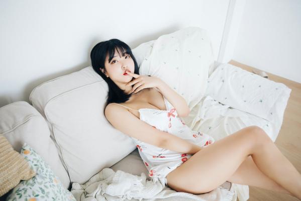 陈滢安 小花  韩国美女Hana居家生活写真：身穿樱桃睡裙在厨房慵懒小憩，清纯甜美与性感诱惑并存的迷人私房照第20张图片