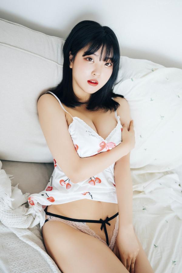 陈滢安 小花  韩国美女Hana居家生活写真：身穿樱桃睡裙在厨房慵懒小憩，清纯甜美与性感诱惑并存的迷人私房照第21张图片