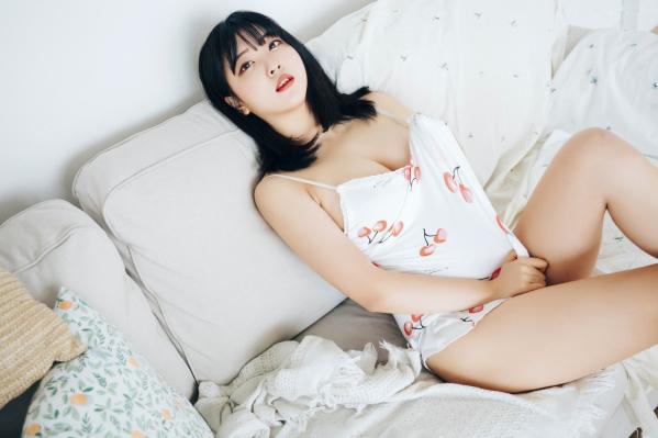 陈滢安 小花  韩国美女Hana居家生活写真：身穿樱桃睡裙在厨房慵懒小憩，清纯甜美与性感诱惑并存的迷人私房照第22张图片
