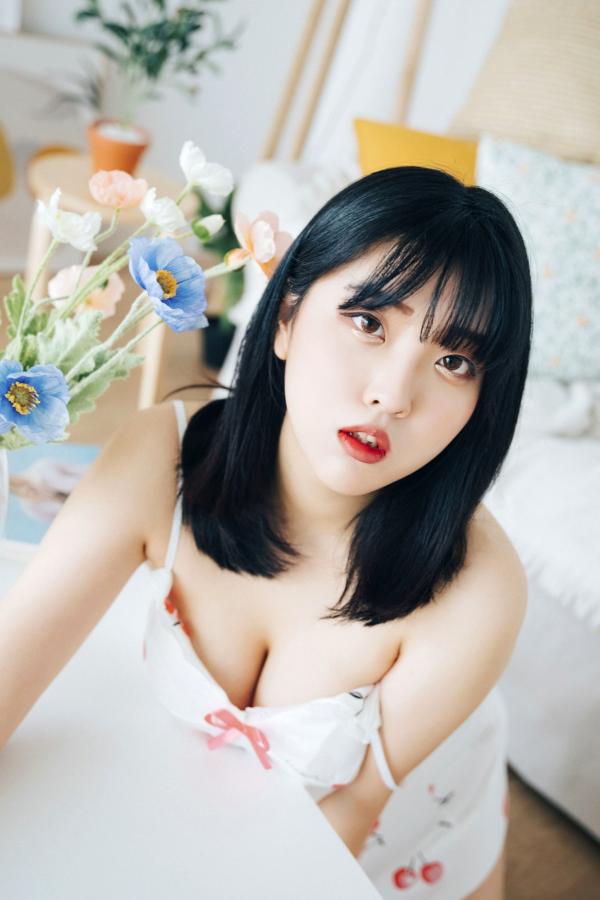 陈滢安 小花  韩国美女Hana居家生活写真：身穿樱桃睡裙在厨房慵懒小憩，清纯甜美与性感诱惑并存的迷人私房照第23张图片