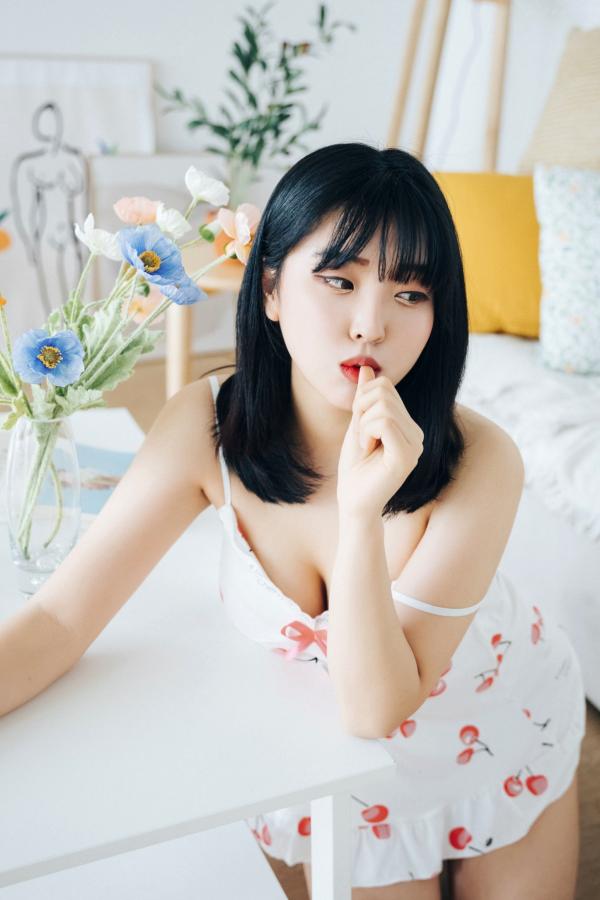 陈滢安 小花  韩国美女Hana居家生活写真：身穿樱桃睡裙在厨房慵懒小憩，清纯甜美与性感诱惑并存的迷人私房照第24张图片