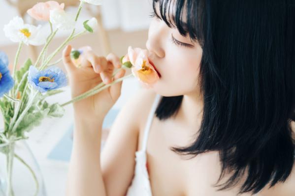 陈滢安 小花  韩国美女Hana居家生活写真：身穿樱桃睡裙在厨房慵懒小憩，清纯甜美与性感诱惑并存的迷人私房照第25张图片