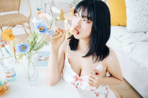 陈滢安 小花  韩国美女Hana居家生活写真：身穿樱桃睡裙在厨房慵懒小憩，清纯甜美与性感诱惑并存的迷人私房照第26张图片