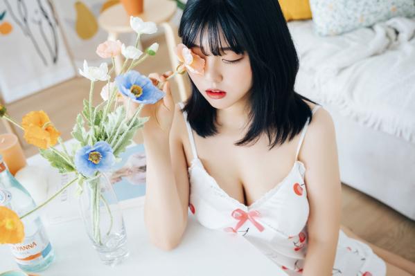 陈滢安 小花  韩国美女Hana居家生活写真：身穿樱桃睡裙在厨房慵懒小憩，清纯甜美与性感诱惑并存的迷人私房照第27张图片
