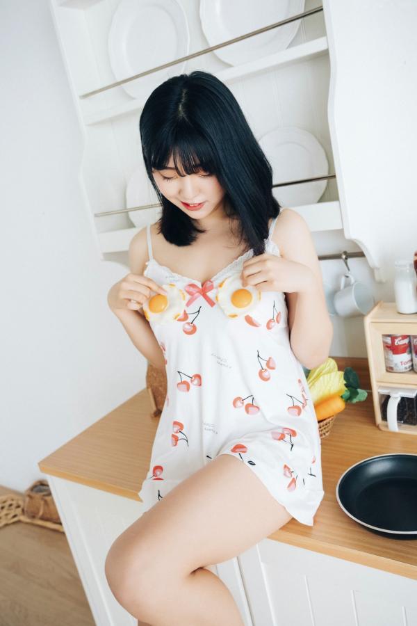 陈滢安 小花  韩国美女Hana居家生活写真：身穿樱桃睡裙在厨房慵懒小憩，清纯甜美与性感诱惑并存的迷人私房照第28张图片