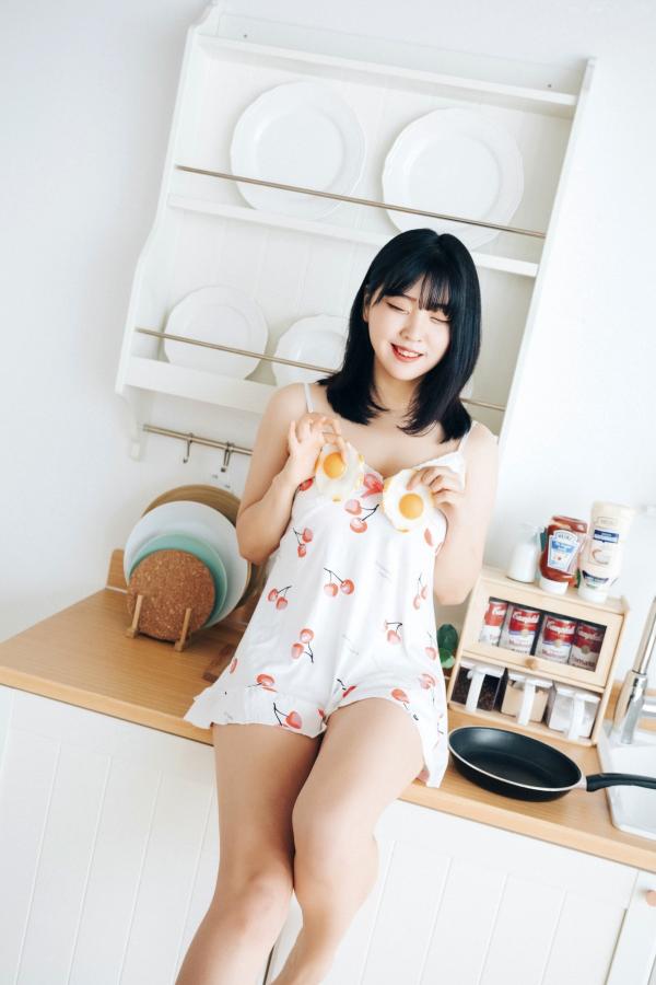 陈滢安 小花  韩国美女Hana居家生活写真：身穿樱桃睡裙在厨房慵懒小憩，清纯甜美与性感诱惑并存的迷人私房照第29张图片