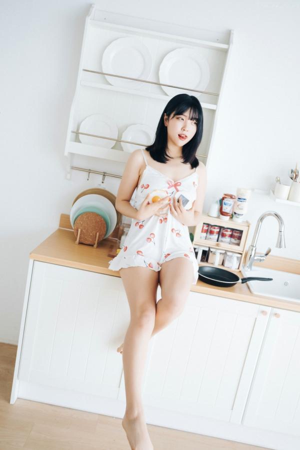 陈滢安 小花  韩国美女Hana居家生活写真：身穿樱桃睡裙在厨房慵懒小憩，清纯甜美与性感诱惑并存的迷人私房照第30张图片