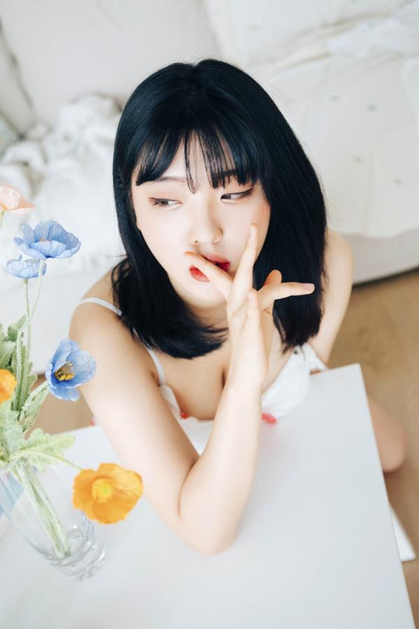 陈滢安 小花  韩国美女Hana居家生活写真：身穿樱桃睡裙在厨房慵懒小憩，清纯甜美与性感诱惑并存的迷人私房照第31张图片