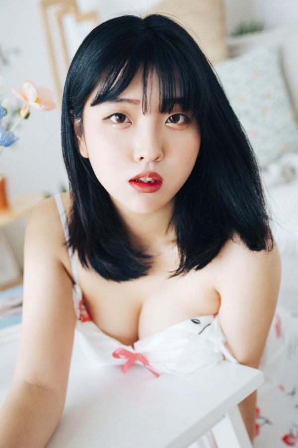 陈滢安 小花  韩国美女Hana居家生活写真：身穿樱桃睡裙在厨房慵懒小憩，清纯甜美与性感诱惑并存的迷人私房照第32张图片