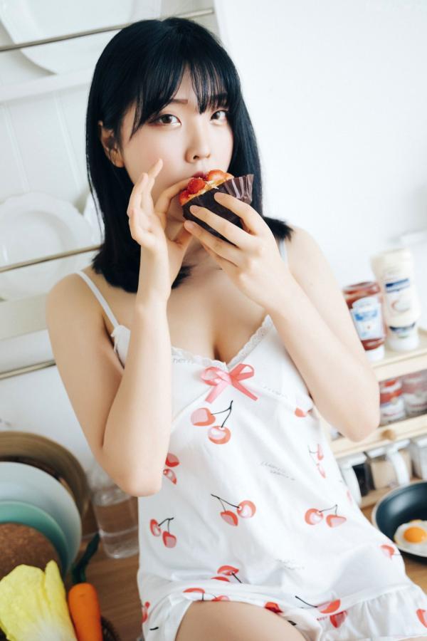陈滢安 小花  韩国美女Hana居家生活写真：身穿樱桃睡裙在厨房慵懒小憩，清纯甜美与性感诱惑并存的迷人私房照第33张图片