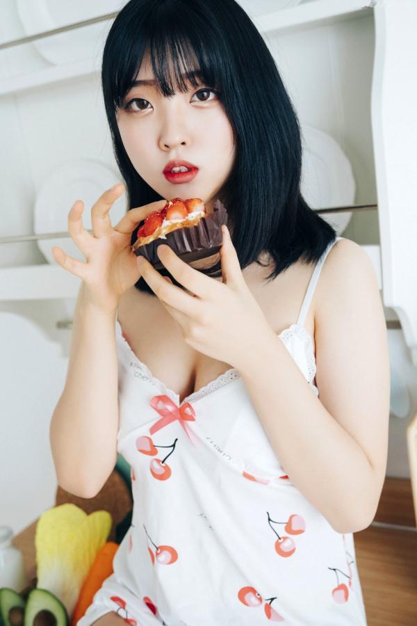 陈滢安 小花  韩国美女Hana居家生活写真：身穿樱桃睡裙在厨房慵懒小憩，清纯甜美与性感诱惑并存的迷人私房照第34张图片