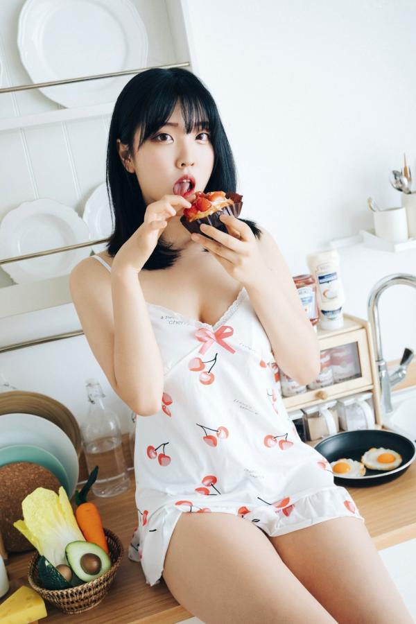 陈滢安 小花  韩国美女Hana居家生活写真：身穿樱桃睡裙在厨房慵懒小憩，清纯甜美与性感诱惑并存的迷人私房照第35张图片