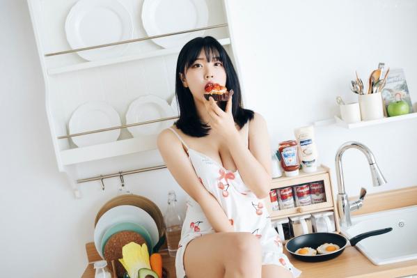 陈滢安 小花  韩国美女Hana居家生活写真：身穿樱桃睡裙在厨房慵懒小憩，清纯甜美与性感诱惑并存的迷人私房照第36张图片