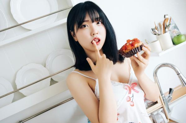 陈滢安 小花  韩国美女Hana居家生活写真：身穿樱桃睡裙在厨房慵懒小憩，清纯甜美与性感诱惑并存的迷人私房照第37张图片