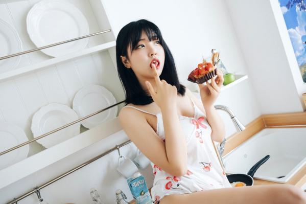 陈滢安 小花  韩国美女Hana居家生活写真：身穿樱桃睡裙在厨房慵懒小憩，清纯甜美与性感诱惑并存的迷人私房照第38张图片