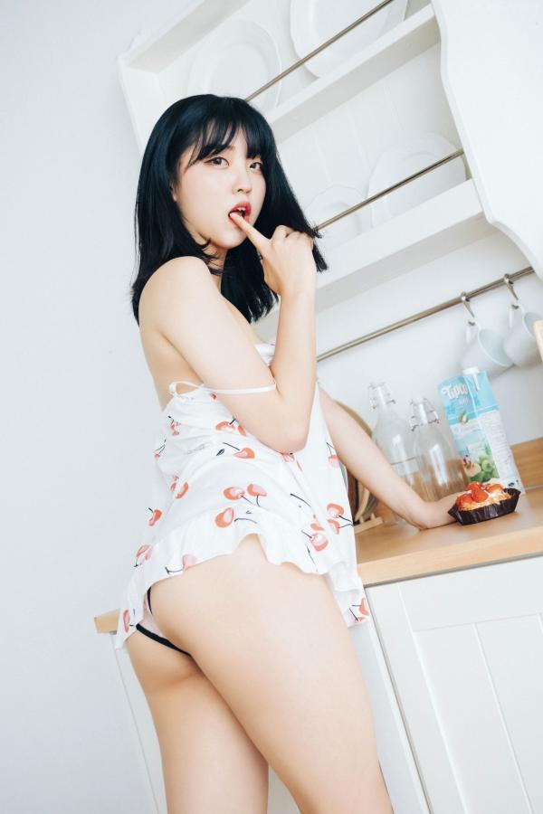 陈滢安 小花  韩国美女Hana居家生活写真：身穿樱桃睡裙在厨房慵懒小憩，清纯甜美与性感诱惑并存的迷人私房照第44张图片