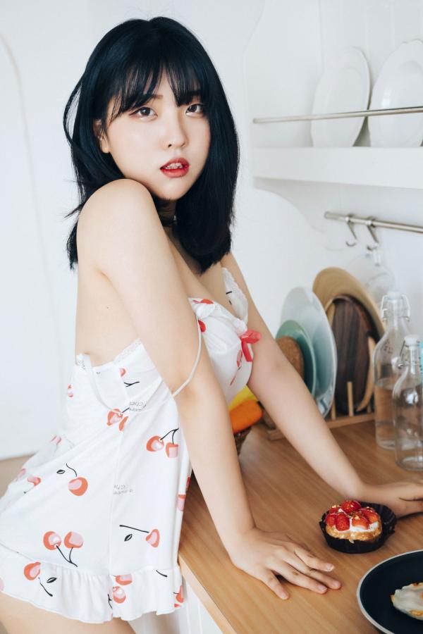 陈滢安 小花  韩国美女Hana居家生活写真：身穿樱桃睡裙在厨房慵懒小憩，清纯甜美与性感诱惑并存的迷人私房照第45张图片