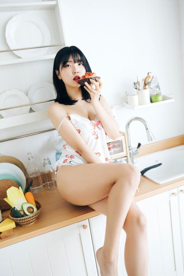 陈滢安 小花  韩国美女Hana居家生活写真：身穿樱桃睡裙在厨房慵懒小憩，清纯甜美与性感诱惑并存的迷人私房照第46张图片
