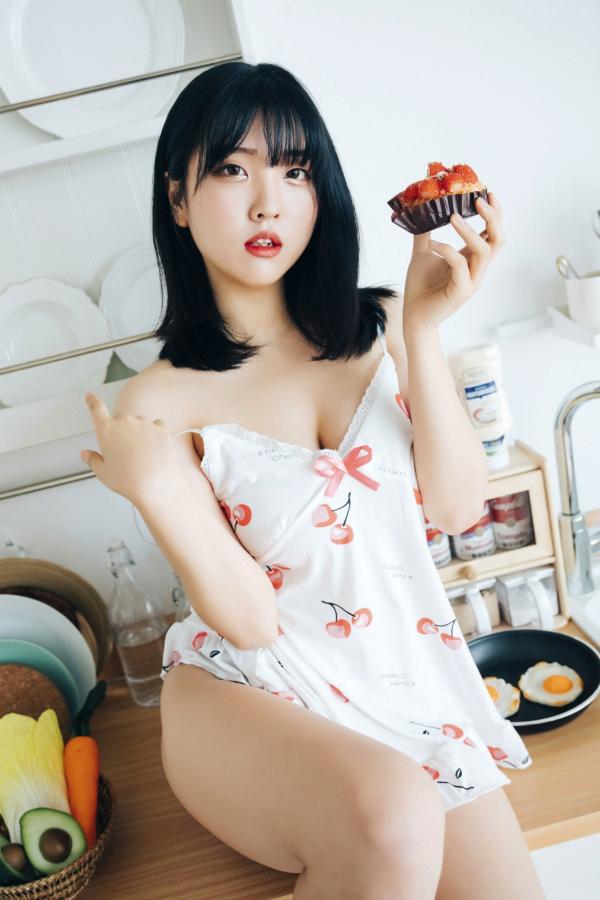陈滢安 小花  韩国美女Hana居家生活写真：身穿樱桃睡裙在厨房慵懒小憩，清纯甜美与性感诱惑并存的迷人私房照第47张图片