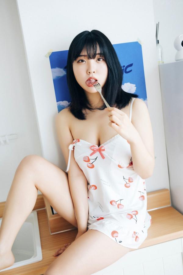 陈滢安 小花  韩国美女Hana居家生活写真：身穿樱桃睡裙在厨房慵懒小憩，清纯甜美与性感诱惑并存的迷人私房照第48张图片