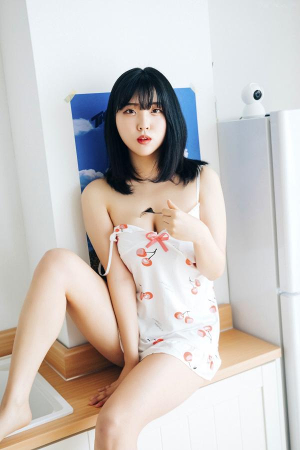 陈滢安 小花  韩国美女Hana居家生活写真：身穿樱桃睡裙在厨房慵懒小憩，清纯甜美与性感诱惑并存的迷人私房照第49张图片