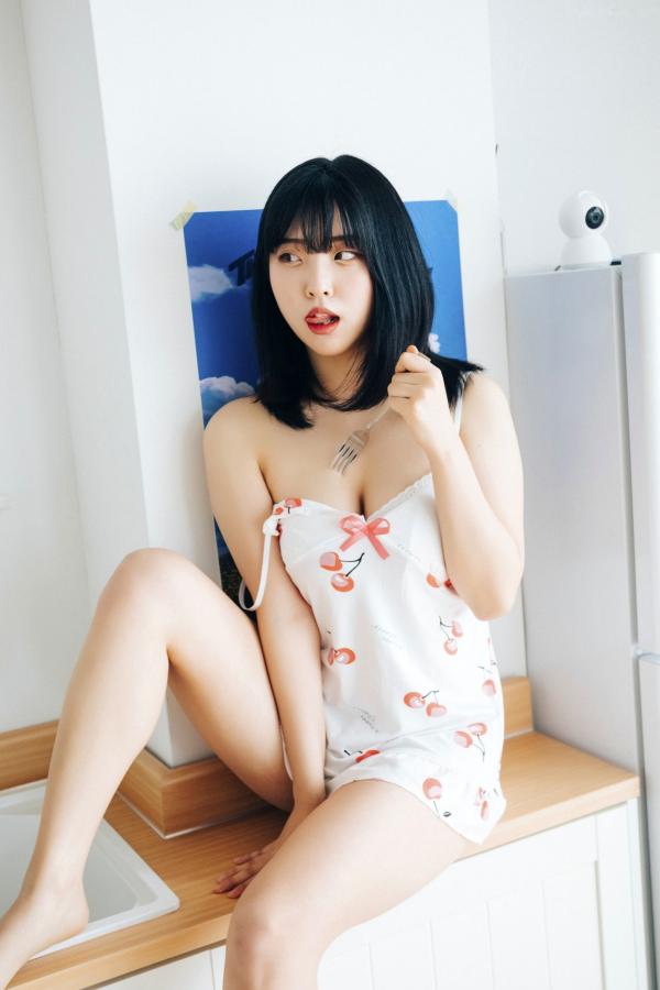 陈滢安 小花  韩国美女Hana居家生活写真：身穿樱桃睡裙在厨房慵懒小憩，清纯甜美与性感诱惑并存的迷人私房照第50张图片