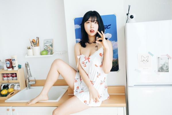 陈滢安 小花  韩国美女Hana居家生活写真：身穿樱桃睡裙在厨房慵懒小憩，清纯甜美与性感诱惑并存的迷人私房照第52张图片