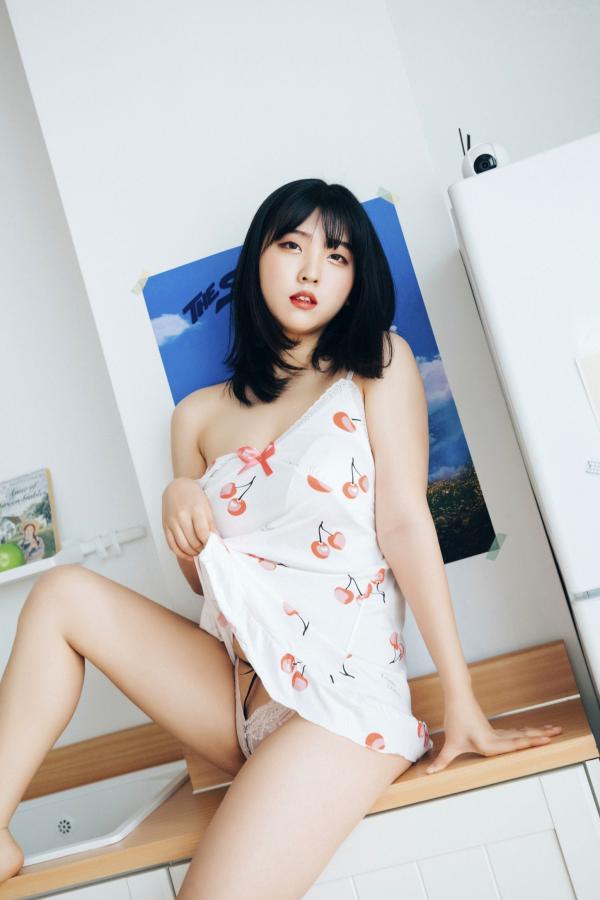陈滢安 小花  韩国美女Hana居家生活写真：身穿樱桃睡裙在厨房慵懒小憩，清纯甜美与性感诱惑并存的迷人私房照第53张图片