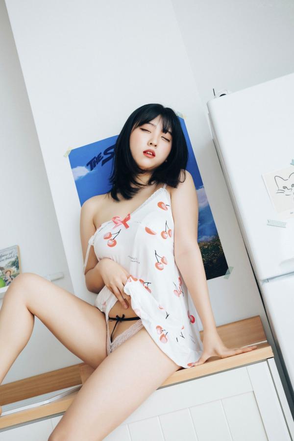 陈滢安 小花  韩国美女Hana居家生活写真：身穿樱桃睡裙在厨房慵懒小憩，清纯甜美与性感诱惑并存的迷人私房照第54张图片