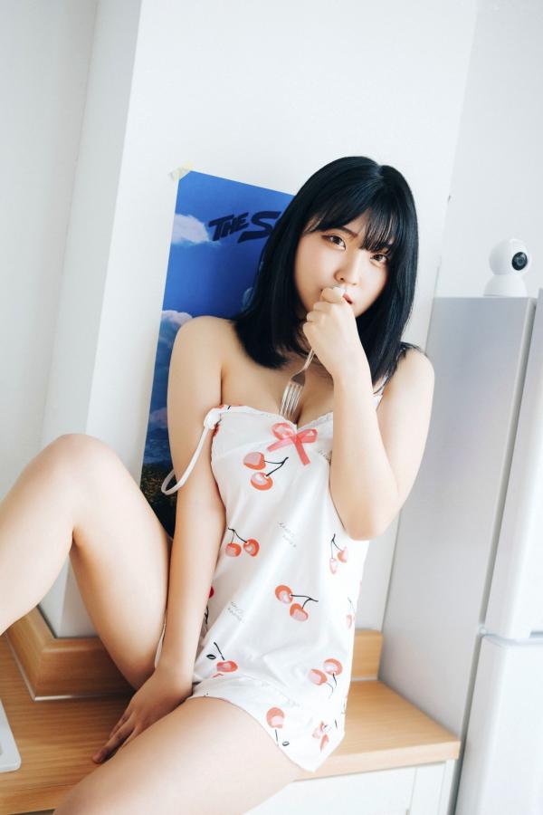 陈滢安 小花  韩国美女Hana居家生活写真：身穿樱桃睡裙在厨房慵懒小憩，清纯甜美与性感诱惑并存的迷人私房照第55张图片