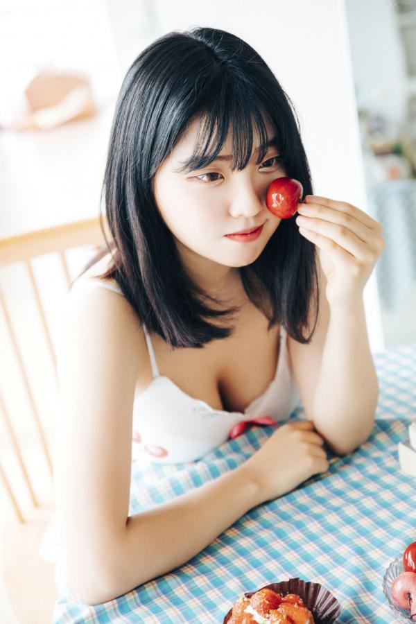 陈滢安 小花  韩国美女Hana居家生活写真：身穿樱桃睡裙在厨房慵懒小憩，清纯甜美与性感诱惑并存的迷人私房照第58张图片
