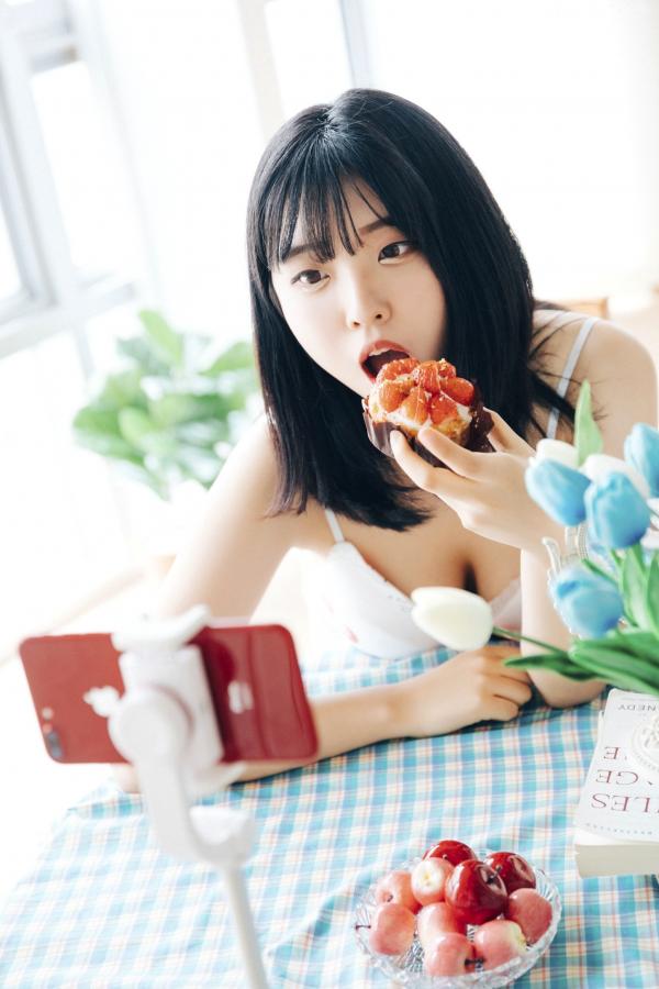 陈滢安 小花  韩国美女Hana居家生活写真：身穿樱桃睡裙在厨房慵懒小憩，清纯甜美与性感诱惑并存的迷人私房照第59张图片