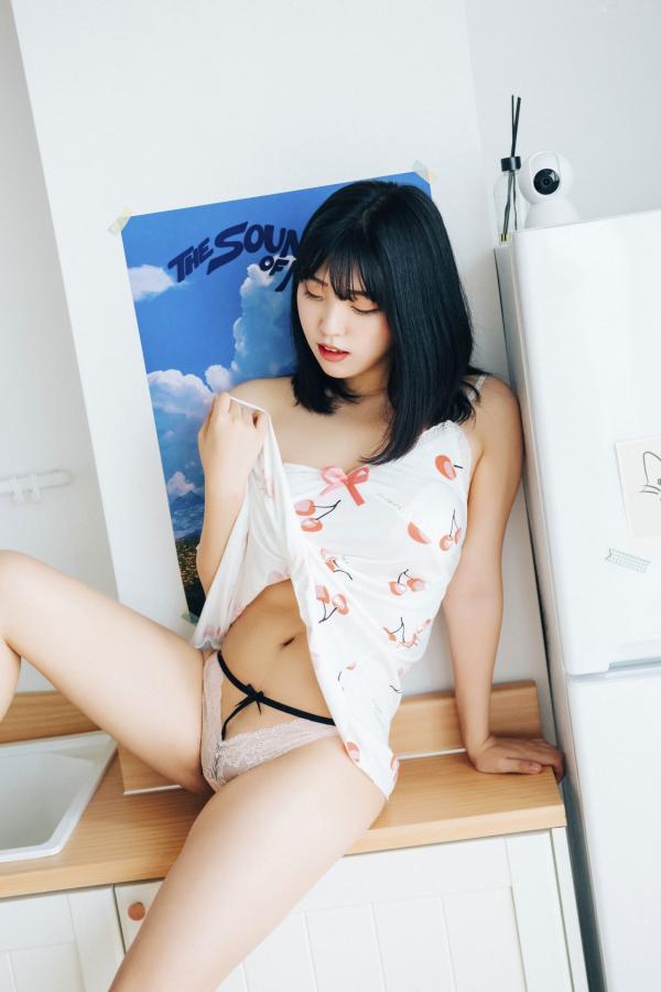 陈滢安 小花  韩国美女Hana居家生活写真：身穿樱桃睡裙在厨房慵懒小憩，清纯甜美与性感诱惑并存的迷人私房照第60张图片