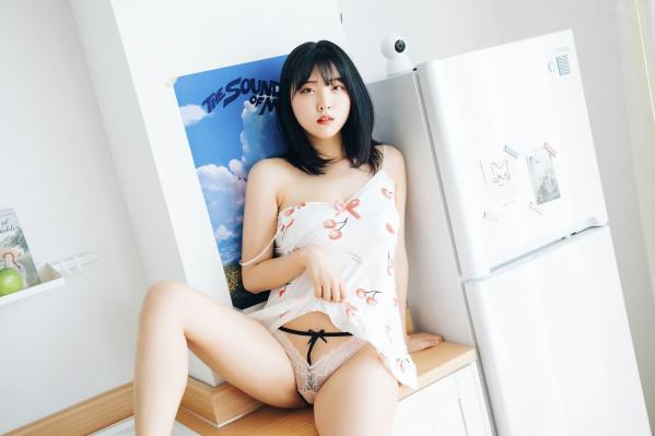 陈滢安 小花  韩国美女Hana居家生活写真：身穿樱桃睡裙在厨房慵懒小憩，清纯甜美与性感诱惑并存的迷人私房照第61张图片