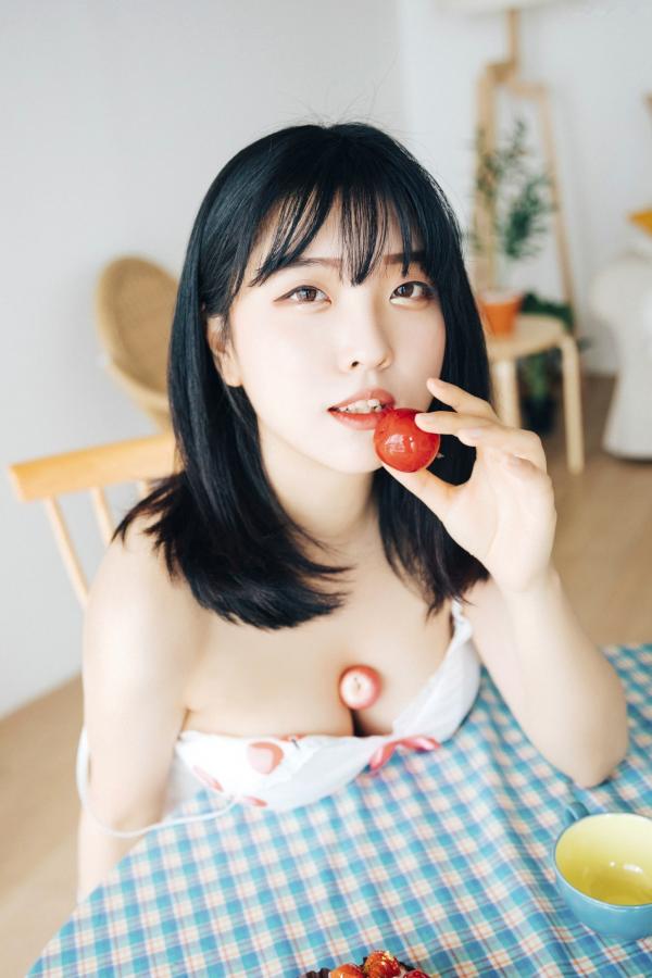 陈滢安 小花  韩国美女Hana居家生活写真：身穿樱桃睡裙在厨房慵懒小憩，清纯甜美与性感诱惑并存的迷人私房照第64张图片