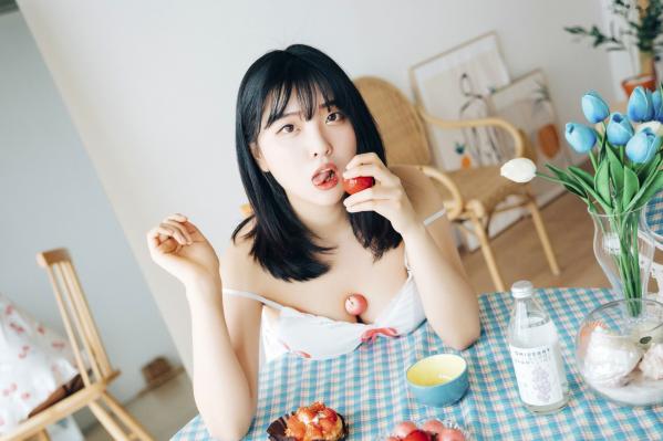 陈滢安 小花  韩国美女Hana居家生活写真：身穿樱桃睡裙在厨房慵懒小憩，清纯甜美与性感诱惑并存的迷人私房照第65张图片