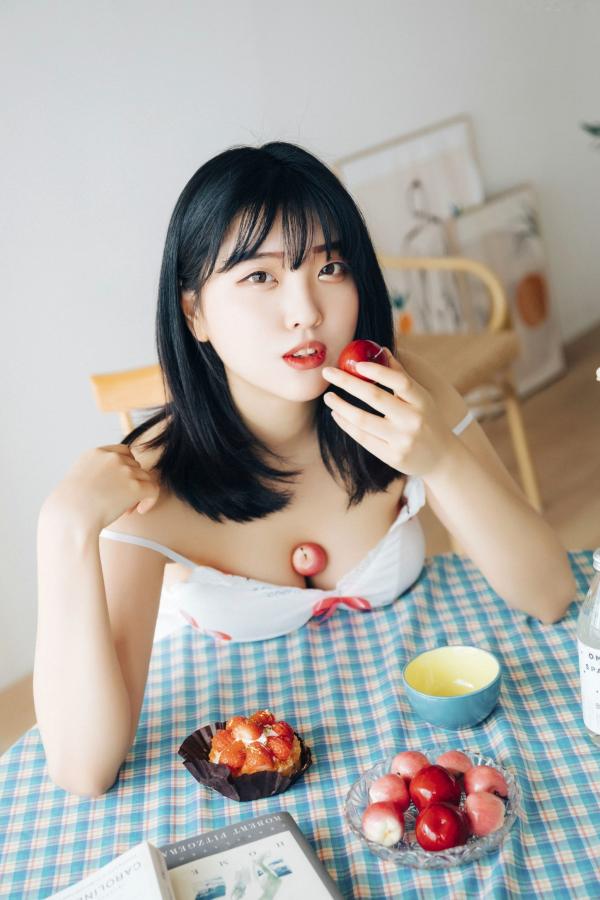 陈滢安 小花  韩国美女Hana居家生活写真：身穿樱桃睡裙在厨房慵懒小憩，清纯甜美与性感诱惑并存的迷人私房照第66张图片