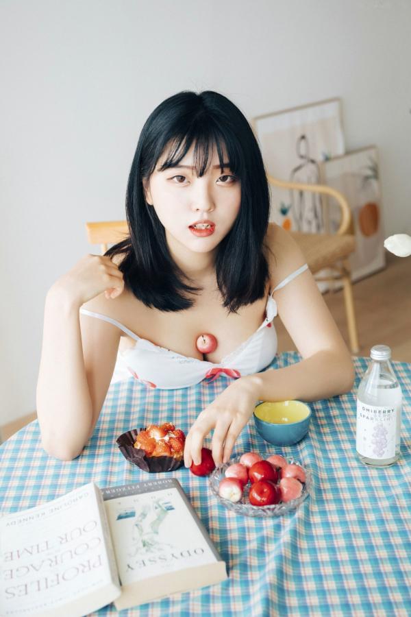 陈滢安 小花  韩国美女Hana居家生活写真：身穿樱桃睡裙在厨房慵懒小憩，清纯甜美与性感诱惑并存的迷人私房照第67张图片
