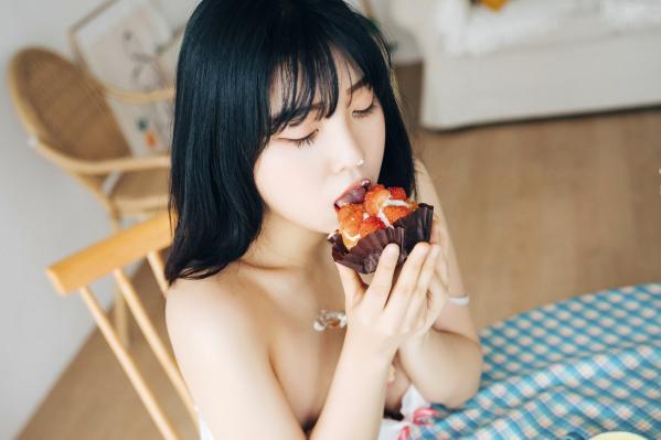 陈滢安 小花  韩国美女Hana居家生活写真：身穿樱桃睡裙在厨房慵懒小憩，清纯甜美与性感诱惑并存的迷人私房照第68张图片