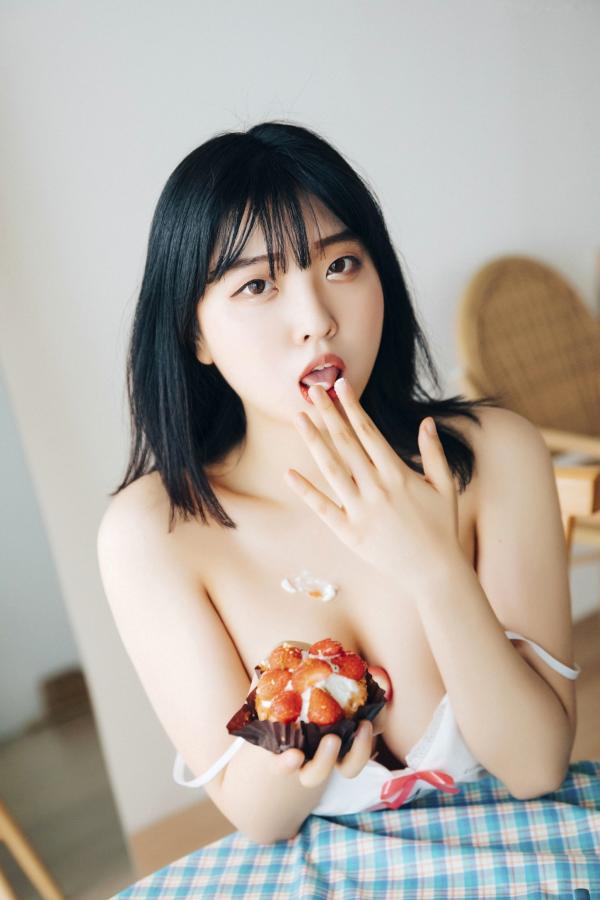 陈滢安 小花  韩国美女Hana居家生活写真：身穿樱桃睡裙在厨房慵懒小憩，清纯甜美与性感诱惑并存的迷人私房照第70张图片