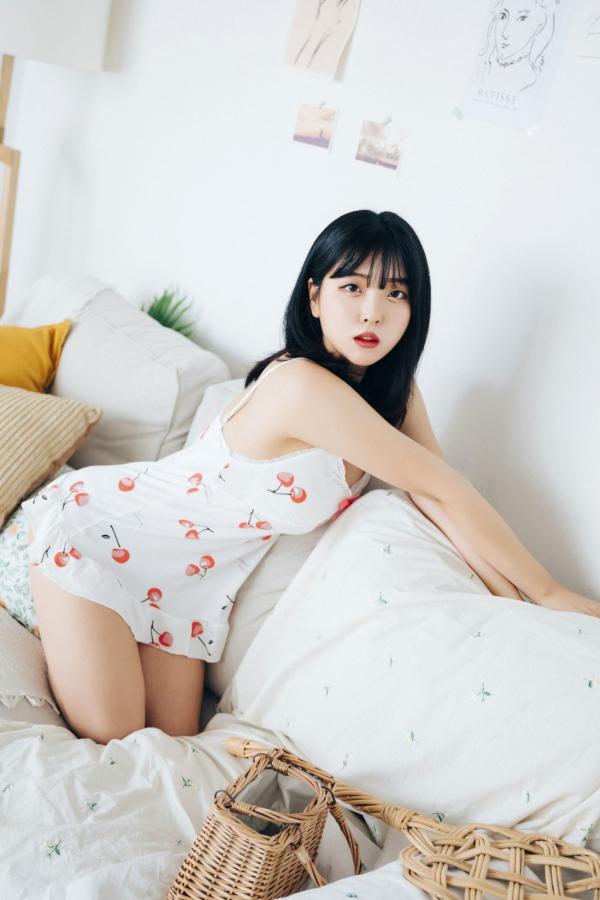 陈滢安 小花  韩国美女Hana居家生活写真：身穿樱桃睡裙在厨房慵懒小憩，清纯甜美与性感诱惑并存的迷人私房照第71张图片