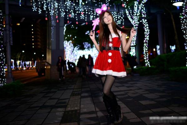 张雅筑 张语恩  台湾正妹张雅筑chu板桥车站圣诞节外拍高清写真，身着俏皮圣诞服饰演绎节日浪漫，户外夜景尽显甜美清新女神魅力[30P]第5张图片
