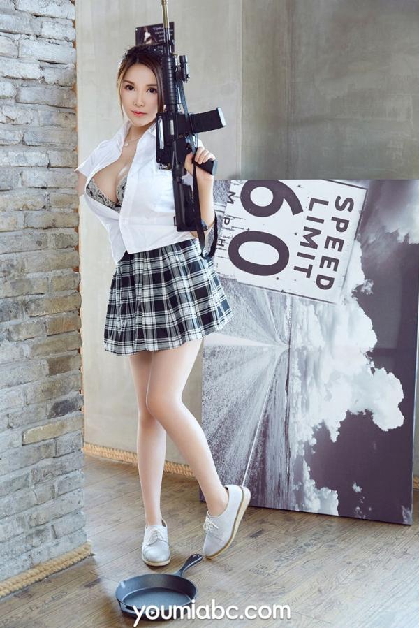 沈蜜桃   YouMi尤蜜 沈蜜桃《吃鸡の蜜桃》高清写真：战术背心与格子短裙的火辣碰撞，演绎别样吃鸡角色扮演风格第14张图片